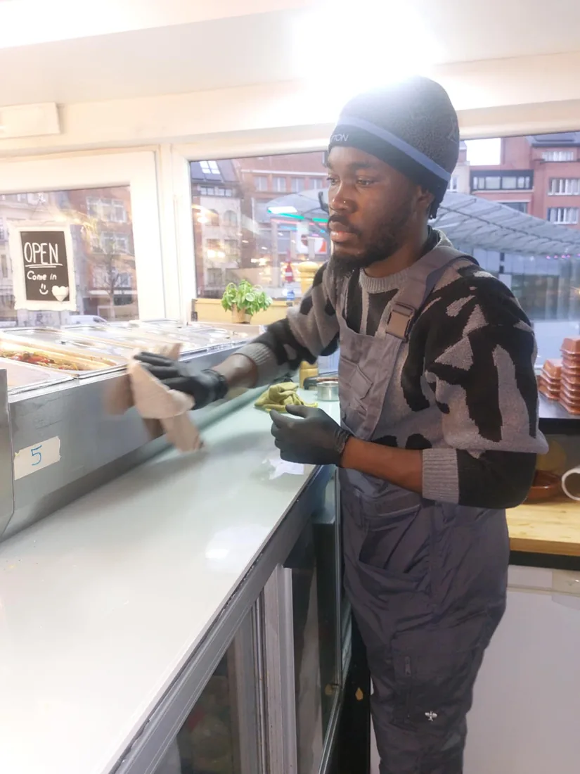 Technicien Shine Plus Horeca nettoyant un comptoir de restaurant