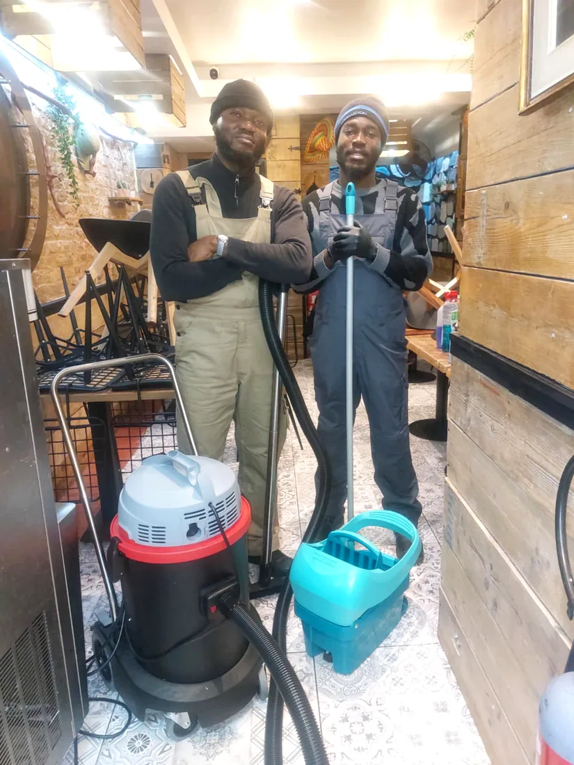 Deux techniciens de Shine Plus Horeca avec leur matériel professionnel avant une intervention en restaurant