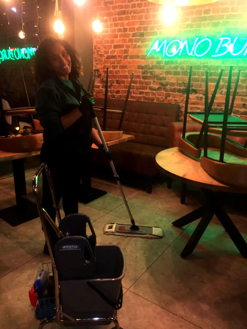 Technicienne Shine Plus Horeca nettoyant le sol d'un bar